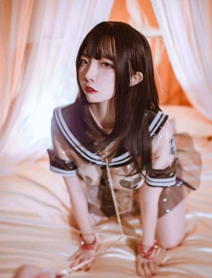 沙滩上的夏娃